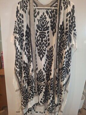 Source Unknown Black and White Printed Kimono Cover